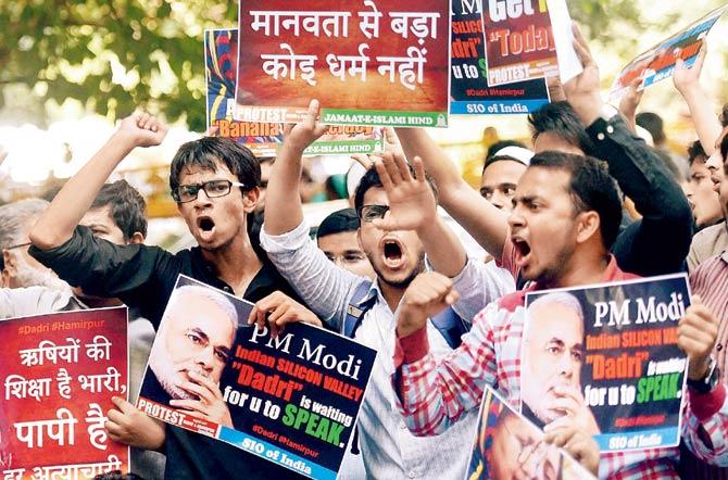 Youth protest the Dadri lynching incident, at Jantar Mantar in New Delhi on Tuesday. Pic/PTI