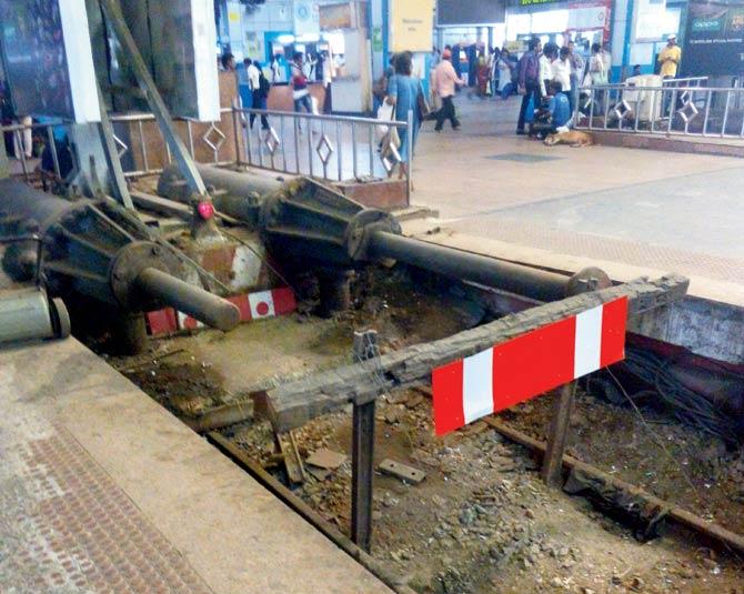 The damaged buffer at platform number 3 at Churchgate station that awaits replacement