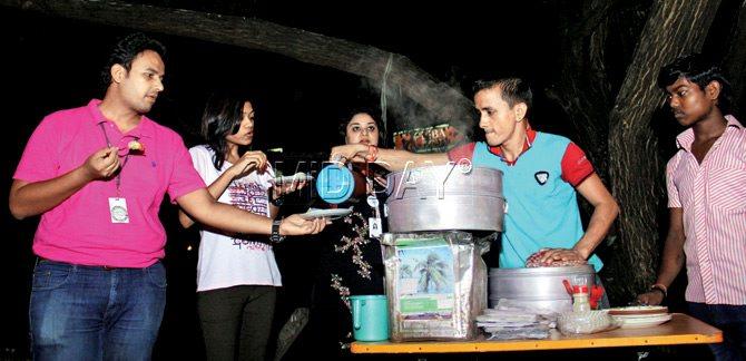 Deepinder Payal serves steaming hot momos at MBP Road, Malad West. pic/sharad Vegda