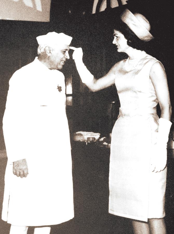 Jacqueline Kennedy Onassis, wife of US President John F Kennedy, in 1962, adjusting a strand of Jawaharlal Nehru’s hair. Pic courtesy/ Homai Vyarawalla