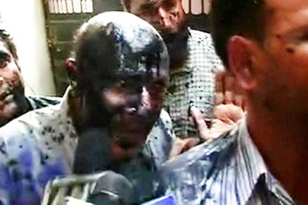 Ink thrown at Engineer Rashid in Delhi 