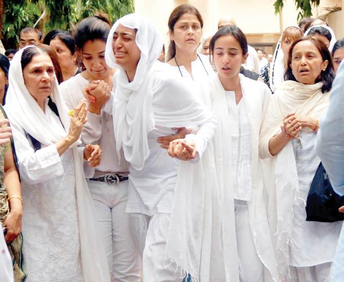 Jiah’s sisters Kavita (centre) and  Karishma (on her left) along with their mother Rabia Khan (extreme right) at Jiah’s funeral on June 5, 2013