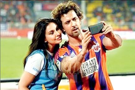 Hrithik Roshan clicks a selfie with Lisa Ray