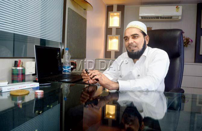 Visually impaired Murtaza Hamid, who started the website sastabhada.com at his office in Sewri. Pic/Pradeep Dhivar