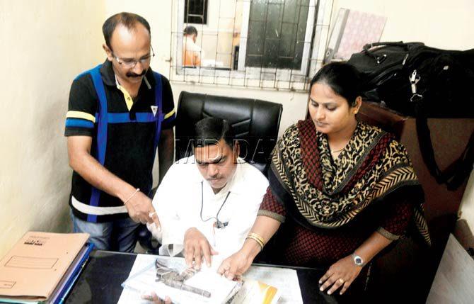 (From right) Constable Nirmala Taware, PSI Vilas Sawant and Police Naik Mahesh Chaudhari examine the country-made revolver they seized from vegetable seller Pramila Anand Rajan Nadar. While Sawant had got the tip-off about the illegal arms business run by the bhajiwali, Taware was sent as a decoy customer. Pic/Nimesh Dave