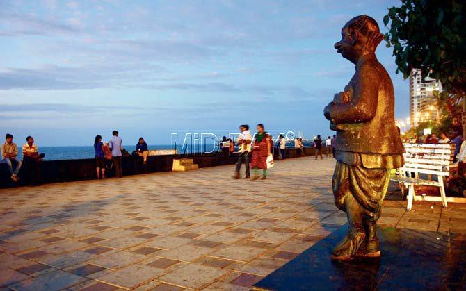 A statue of RK Laxman’s Common Man  at Worli Sea Face. Pic/Bipin Kokate