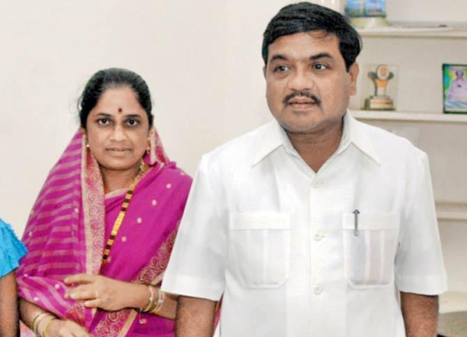Suman and RR Patil at their Mumbai residence in 2004, a year before the state government imposed the ban for the first time. File pic
