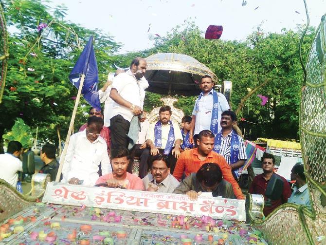 RPI (A) president Ramdas Athawale arrived with supporters, a band and sapling to Indu Mills, Dadar, in a rath only to be turned away