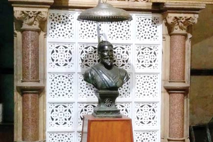 How many Shivaji statues can Chhatrapati Shivaji Terminus hold?