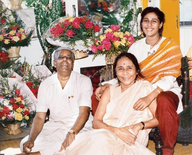 Smita celebrating her last birthday with parents, Shivajirao Patil and Vidya Patil