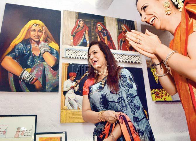 Smita Thackeray (centre) seems to have found something to laugh over along with mural artist Rouble Nagi at an exhibition of works by children. The exhibition was a culmination of an art camp to encourage talented, lesser privileged children to pursue art. Pic/Sayed Sameer Abedi
