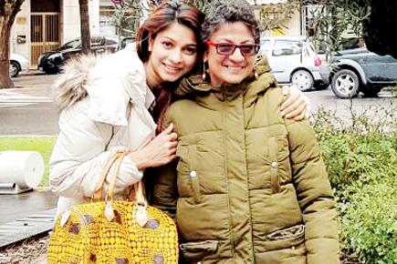 Tanishaa, mother Tanuja go overseas for an international Marathi awards event