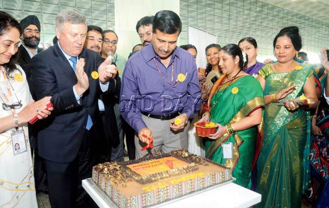 Ashwani Lohani, Air India CMD (in blue), inaugurates the airline’s domestic operations from Terminal 2 of the International Airport. Pics/Nimesh Dave