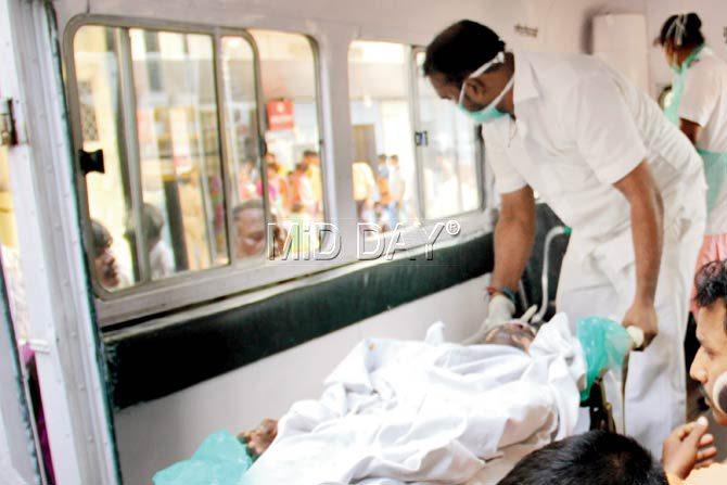 Sapna Chauhan being shifted to the burns ward at Kasturba hospital on Saturday. Pic/Sharad Vegda