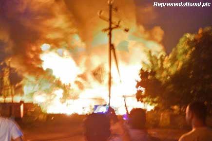 Delhi: Inferno guts 400 jhuggis