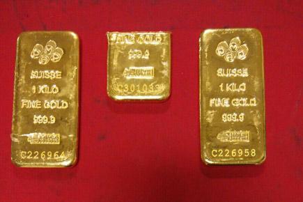 Smugglers with over Rs. 60 lakh gold caught at Mumbai airport
