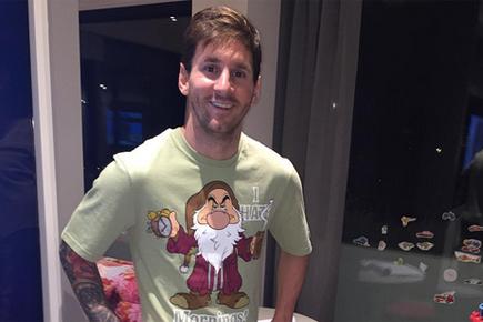 Lionel Messi  receives a 'Grumpy' gift from teammate Luiz Suarez