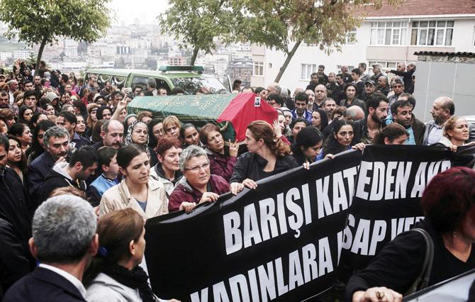 A funeral procession of a victim of the  twin bombings in Ankara in Istanbul on October 11. PIc/AFp
