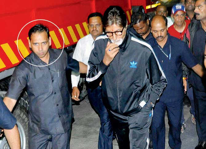 Amitabh Bachchan with his security officer, Jitendra Shinde (encircled) 