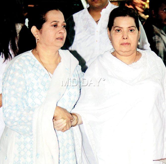 Vijayta Pandit (left) with yesteryear actress and sister Sulakshana Pandit, who made a rare public appearance