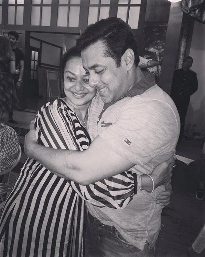 Zarina Wahab and Salman Khan share a warm hug. Pic/Sooraj Pancholi