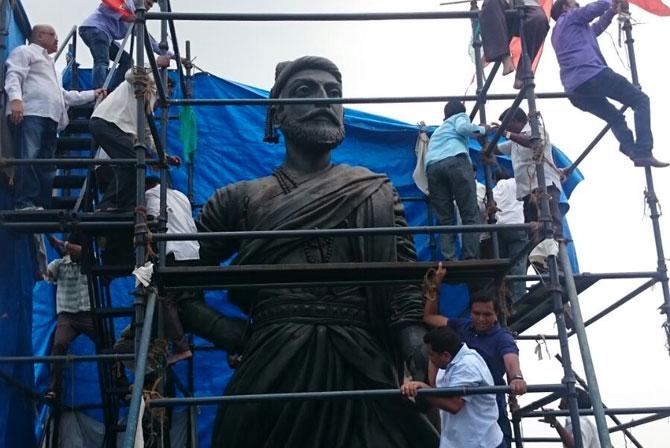 Shiv Sainiks forcibly inaugurate Shivaji Maharaj statue at Sahar road