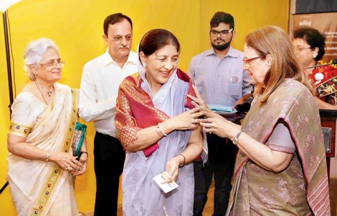 Rajamata Shubhangini Raje Gaikwad (centre) gets felicitated at CSMVS. PIC/KETAN DOSHI