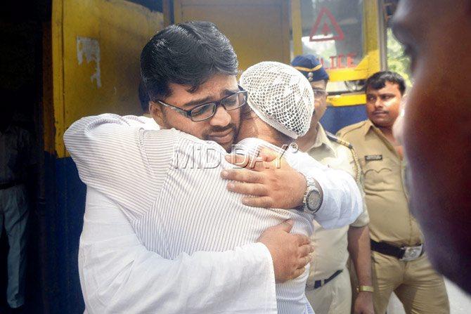 Shaikh’s cousin and uncle met him at Arthur Road Jail on Saturday afternoon. His first visit after release was to his advocate’s office at Bhendi Bazaar. PIC/PRADEEP DHIVAR
