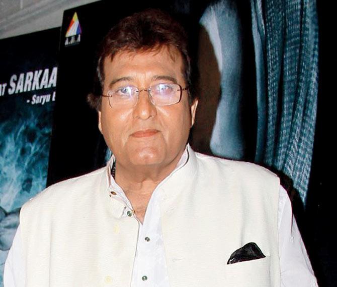 Viral photo sparks rumours of Vinod Khanna suffering from cancer