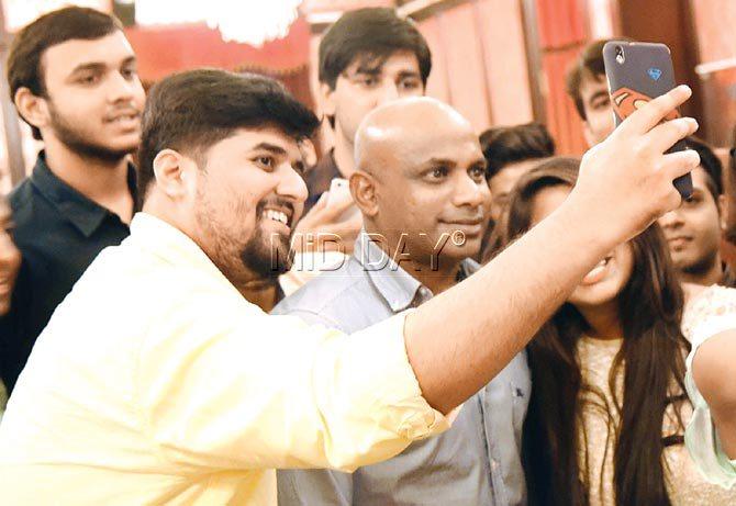 Former SL opener Sanath Jayasuriya obliges IISM students with a selfie during an interaction at BKC. Pic/Suresh KK