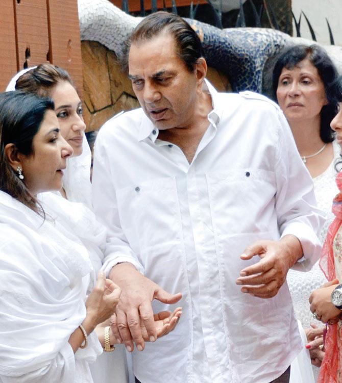 Dharmendra with members of the bereaved family. pics/yogen shah