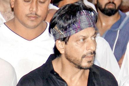 SRK flies back to attend funeral of Karim Morani's mother