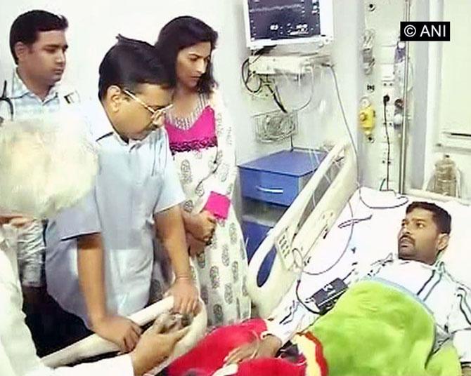 Arvind Kejriwal visits 2 Delhi hospitals to check dengue preparedness