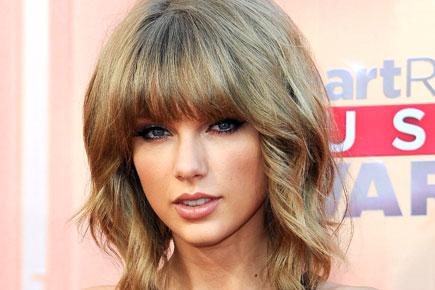 Taylor Swift bags four awards at MTV VMAs