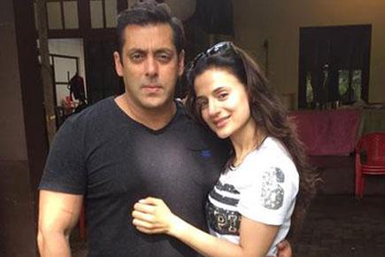 Ameesha Patel visits Salman Khan on 'Prem Ratan Dhan Payo' sets