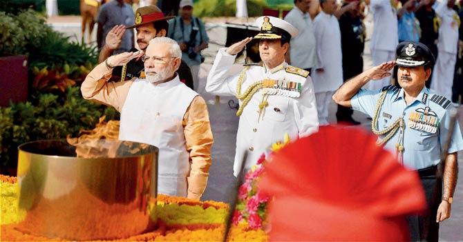 Prime Minister Narendra Modi with General Dalbir Singh Suhag, Admiral R K Dhowan and Air Chief Marshal Arup Raha paying homage to 1965 war martyrs at Amar Jawan Jyoti, India Gate in New Delhi on Tuesday. Pic/PTI