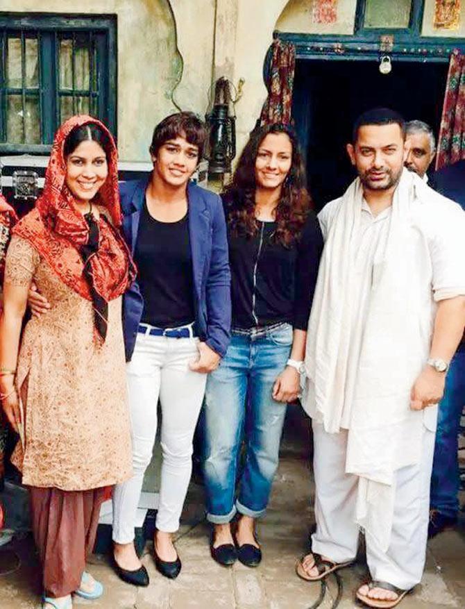 Sakshi Tanwar (left) and Aamir Khan (right) with wrestling champions, the Phogat sisters (Geeta and Babita), on the set of their film Dangal in Ludhiana
