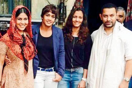 Aamir Khan meets the Phogat sisters on sets of 'Dangal'