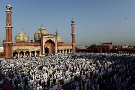 Eid celebrated in India, Haj tragedy casts a shadow 