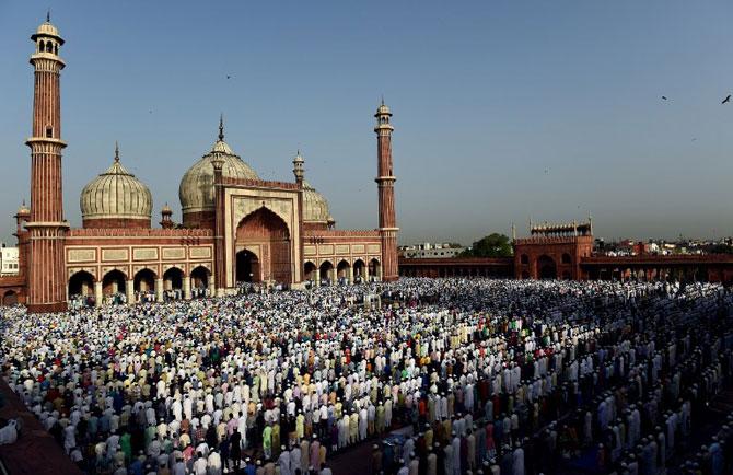 Eid celebrated in India, Haj tragedy casts a shadow 