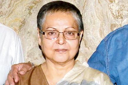Veteran actress Rakhee makes rare public appearance