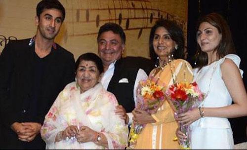 Rishi Kapoor shares a photo of his family with Lata Mangeshkar