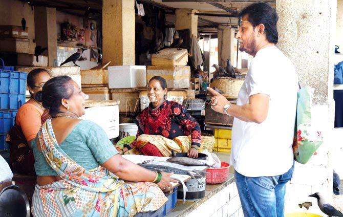 Sandeep Patil interacts with fisherwoman at Dadar fish market