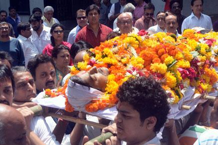 B-Town offers condolences to Aadesh Shrivastava's family at funeral
