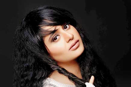 Actress Alisa Kkhan signs new film 