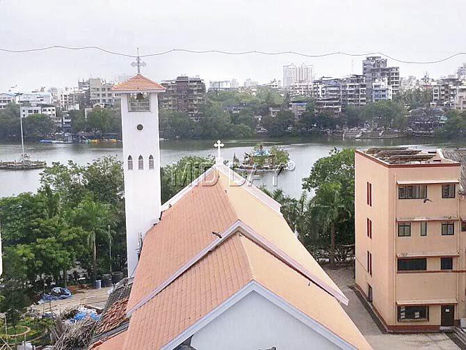 An aerial view of the sloping Mangalore-tiled roof and bell tower that faces Talao Pali. The tapering of the structure towards the altar (foreground) depicts the Portuguese influence. Churches were built in a way to ensure that the congregation’s focus was on the celebrants serving mass at the main altar