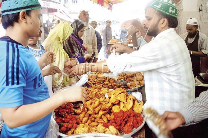 Retailers sell Ramzan sweets and delicacies at Bohri Mohalla. Pic/Bipin Kokate