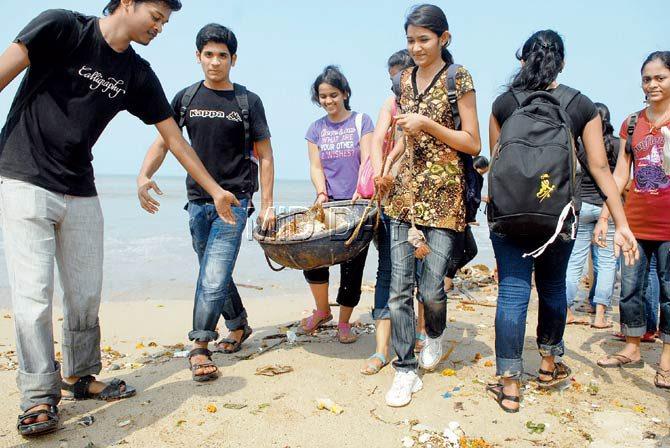 A file pic of college students cleaning Juhu Beach post Visarjan. Pic/Rane Ashish