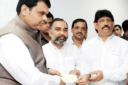 Maharashtra CM takes donation from history-sheeter, tweets a photo