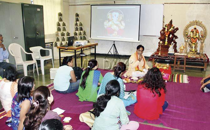 Pandit Haresh Shukla teaches people how to perform a Ganpati puja. Pics/Sharad Vegda
